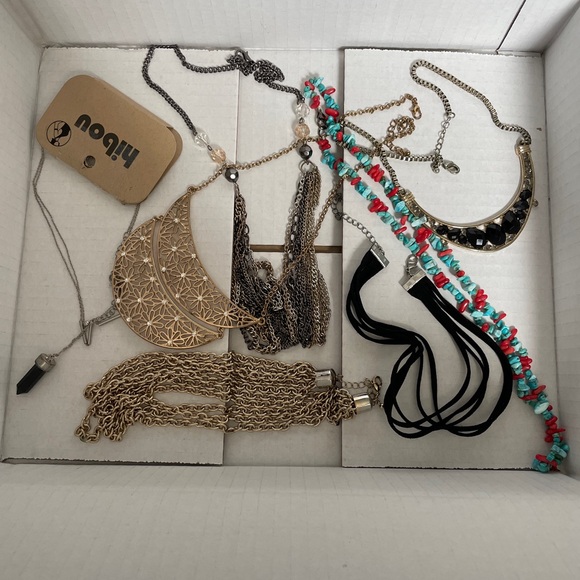 *NECKLACE BUNDLE* a bunch of different style and lengths of necklaces - Picture 1 of 4
